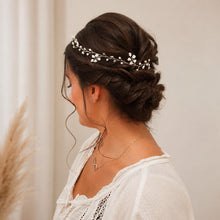 Charger l'image dans la galerie, Vigne de cheveux avec perles, cristaux et branches façon gypsophile, portée sur cheveux bruns par une mariée au chignon bas