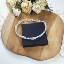 Charger l'image dans la galerie, Bandeau de cheveux mariage Irma en perles nacrées présenté à plat, accessoire de coiffure élégant et classique.