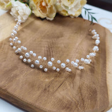 Charger l'image dans la galerie, Détail du bandeau Amber en perles nacrées montées à la main sur fil doré