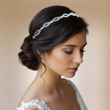Charger l'image dans la galerie, Bandeau de cheveux perlé Irma porté sur une coiffure de mariée avec chignon bas, bijou de cheveux classique en perles nacrées.