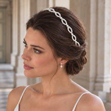 Charger l'image dans la galerie, Bandeau de mariée en perles blanches porté sur chignon bas, vue rapprochée de profil.
