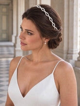 Charger l'image dans la galerie, Bandeau perlé de mariage porté sur coiffure relevée, vue rapprochée côté gauche.