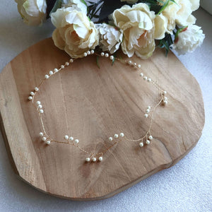 bandeau minimaliste vague de perles sur fil doré pour coiffure de mariage