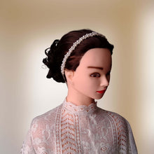 Charger l&#39;image dans la galerie, headband en perles nacrées pour coiffure de mariage classique