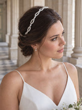 Charger l'image dans la galerie, Bijou de tête de mariée en perles porté sur chignon bas, vue rapprochée côté droit.