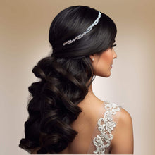 Charger l'image dans la galerie, Bandeau de cheveux Irma en perles nacrées porté sur une coiffure de mariée aux cheveux longs, accessoire classique et intemporel.