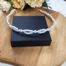 Charger l'image dans la galerie, Détail du bandeau de cheveux Irma en perles nacrées, bijou de coiffure mariage fait main.