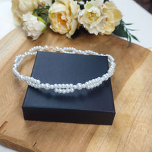 Charger l'image dans la galerie, Bandeau de cheveux mariage Irma en perles nacrées, bijou de coiffure élégant et classique.