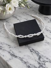 Charger l'image dans la galerie, Bandeau de mariage en perles blanches présenté à plat sur vide-poche noir et marbre clair.