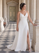 Charger l'image dans la galerie, Mariée portant un bandeau en perles avec robe blanche à fines bretelles dans un décor architectural classique.