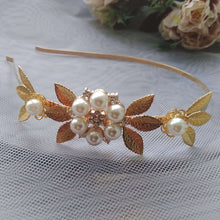 Charger l&#39;image dans la galerie, serre-tête floral avec perles et feuilles dorées pour coiffure de mariage
