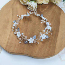 Charger l'image dans la galerie, Bandeau Valena souple et maniable, accessoire de cheveux de mariage adaptable à différentes coiffures