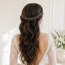 Charger l'image dans la galerie, Bandeau de perles bohème porté sur demi-attache brune de mariée, vue arrière