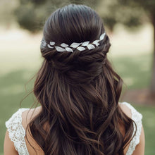 Charger l&#39;image dans la galerie, Vue arrière du bandeau Gloria porté sur une coiffure tressée, avec robe à manches et voile de mariée.