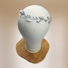 Charger l&#39;image dans la galerie, Demi-couronne de mariage argentée en porcelaine froide, modèle Gloria sur fond beige