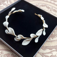 Charger l&#39;image dans la galerie, Demi-couronne blanche en porcelaine froide présentée sur boîte noire, modèle Gloria