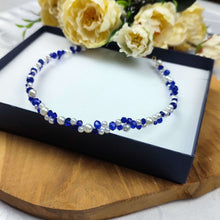 Charger l&#39;image dans la galerie, Bandeau mariage bleu roi avec perles nacrées et cristaux – modèle Hermine