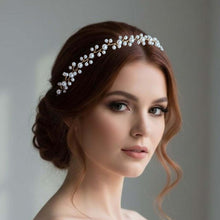 Charger l'image dans la galerie, Bandeau Amber en perles nacrées porté sur coiffure de mariée, bijou de cheveux bohème fait main vu de près