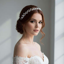 Charger l'image dans la galerie, Bandeau Amber en perles nacrées porté sur coiffure de mariée, bijou de cheveux bohème fait main