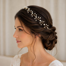 Charger l'image dans la galerie, Bandeau Amber en perles nacrées porté sur coiffure de mariée, bijou de cheveux bohème fait main vu de près