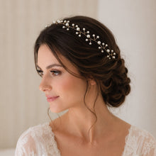 Charger l'image dans la galerie, Bijou de cheveux mariage en perles porté en bandeau sur coiffure de mariée brune, vue de côté