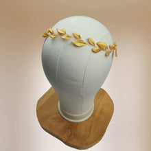 Charger l&#39;image dans la galerie, Bandeau de mariage doré en feuilles de porcelaine froide, présenté sur tête de mannequin