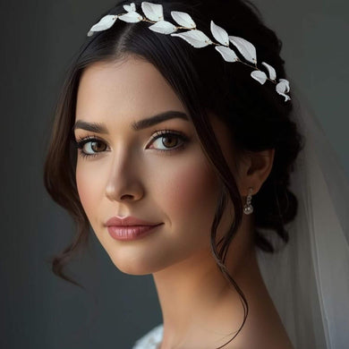 Mariée portant le bandeau Gloria en porcelaine blanche, vue de près avec  coiffure romantique
