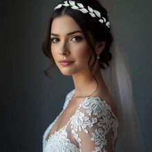 Charger l&#39;image dans la galerie, Mariée portant le bandeau Gloria en porcelaine blanche, vue de face avec robe bustier satinée et coiffure romantique