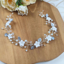 Charger l'image dans la galerie, Détail du bandeau Valena avec fleurs en porcelaine blanche, perles et cristaux montés sur fil souple.