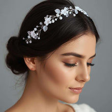 Charger l'image dans la galerie, Bandeau Valena en porcelaine blanche et perles porté sur chignon bas, accessoire de mariage élégant et délicat.