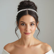 Charger l&#39;image dans la galerie, Bijou de tête en perles pour coiffure de mariée avec chignon haut
