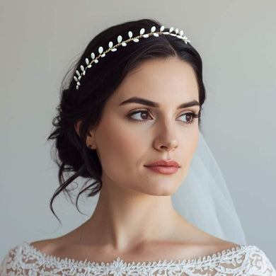 Bijou de tête Isolde porté avec une robe de mariée à encolure bateau