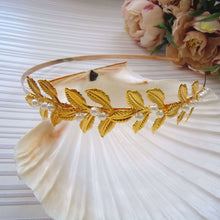 Charger l&#39;image dans la galerie, Serre-tête rustique avec feuilles dorées et perles pour mariage vintage