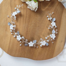 Charger l'image dans la galerie, Bandeau Valena style vigne de cheveux en porcelaine blanche, perles et feuilles argentées présenté à plat.