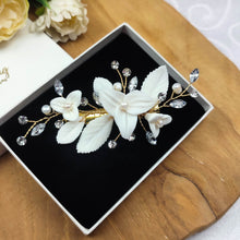 Charger l&#39;image dans la galerie, bijou de cheveux floral avec feuilles et fleurs blanches en porcelaine froide, perles naturelles d&#39;eau douce et cristaux de strass pour chignon de mariage ou coiffure de soirée