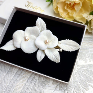 Pince à cheveux florale pour coiffure de mariage avec fleurs et feuilles blanches en porcelaine froide