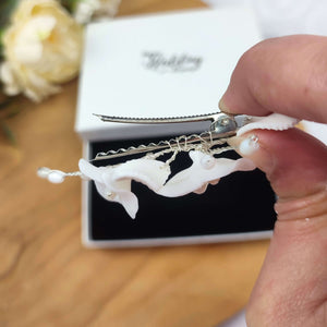 Pince à cheveux avec fleurs et feuilles blanches en porcelaine froide et perles en nacre véritable pour chignon ou coiffure de mariage