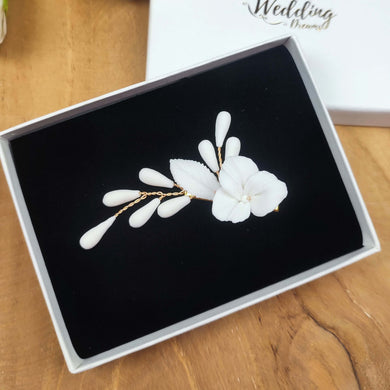 Barrette de mariage en porcelaine blanche Daria présentée dans une boîte, bijou de cheveux floral fait main.