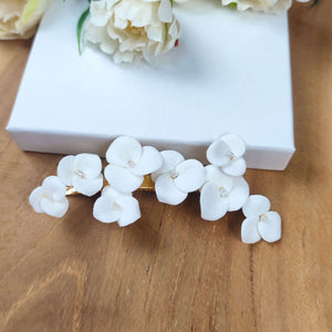 Clip à cheveux avec fleurs blanches en porcelaine froide pour coiffure de mariage