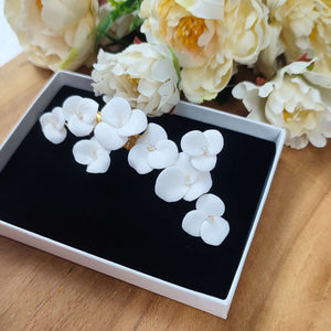 Clip à cheveux avec fleurs blanches en porcelaine froide pour coiffure de mariage