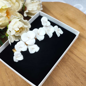 Clip à cheveux avec fleurs blanches en porcelaine froide pour coiffure de mariage