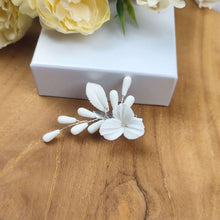 Charger l&#39;image dans la galerie, Barrette cheveux mariage Daria en porcelaine blanche et fil argenté, bijou de coiffure minimaliste fait main.