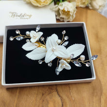 Charger l&#39;image dans la galerie, bijou de cheveux floral avec feuilles et fleurs blanches en porcelaine froide, perles naturelles d&#39;eau douce et cristaux de strass pour chignon de mariage ou coiffure de soirée