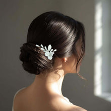 Charger l&#39;image dans la galerie, Barrette mariage Daria en porcelaine froide blanche, bijou floral discret pour chignon bas.