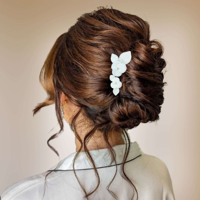 Barrettes de mariage Zoé en fleurs blanches de porcelaine sur chignon banane, bijou de cheveux élégant pour mariée.