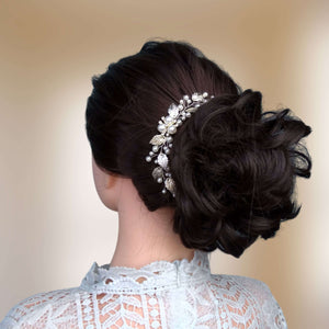 Vigne de cheveux courte pour coiffure de mariage rustique avec perles et feuilles argentées