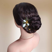 Charger l&#39;image dans la galerie, Petit bijou de cheveux exotique en cristal doré, strass vert et feuilles en porcelaine froide façonnées à la main pour coiffure de mariage ou soirée spéciale