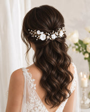 Charger l'image dans la galerie, Demi-attache de mariée sur cheveux bruns ondulés, rehaussée d’une vigne dorée composée de fleurs blanches, perles et cristaux.