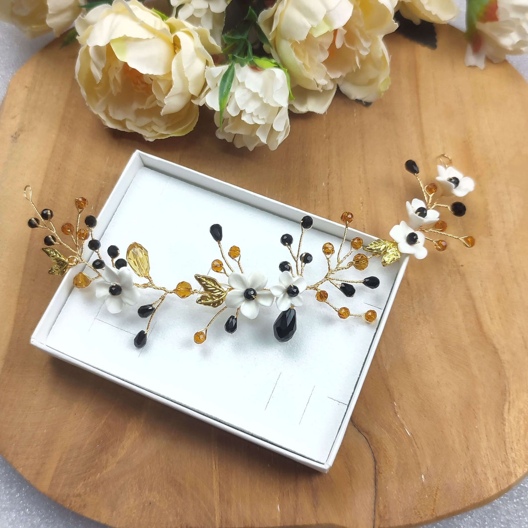 Vigne de cheveux florale, Bijou d'arrière tête en  cristal autrichien doré et noir et fleurs blanches en porcelaine froide façonnées à la main pour coiffure de mariage bohème ou champêtre-chic