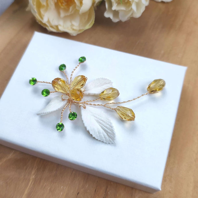 Petit bijou de cheveux exotique en cristal doré, strass vert et feuilles en porcelaine froide façonnées à la main pour coiffure de mariage ou soirée spéciale